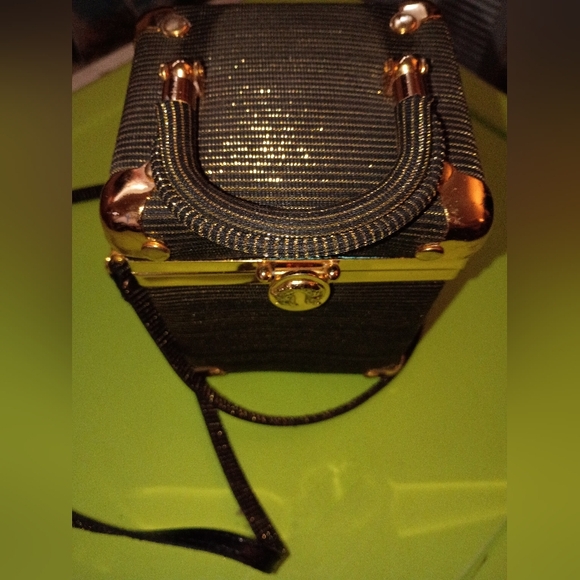 Adorable square clutch purse with shoulder strap. Interesting goldlined fabric - Picture 2 of 16